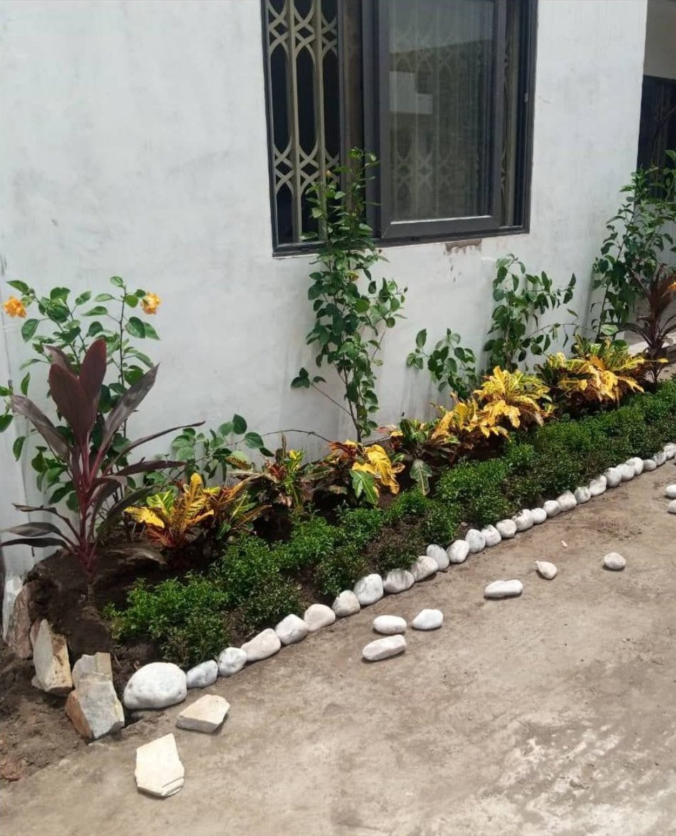 The same bed finished with a white pebble border