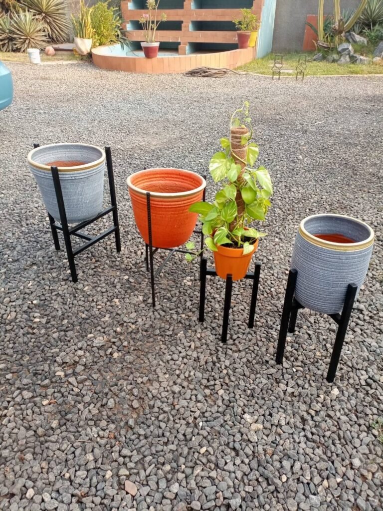 Ribbed gold-rim pots in grey and terracotta orange